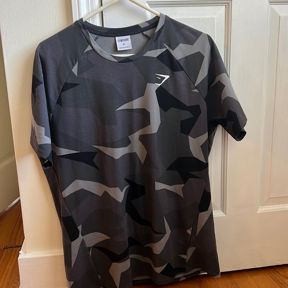 Brand new men’s gymshark t-shirt. Only worn to try on!